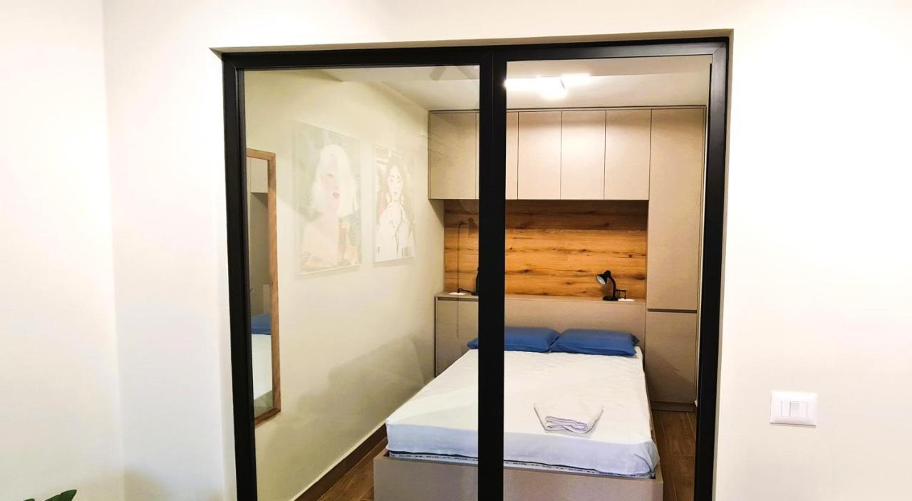 2V1 - Center Apartment 1 Tirana Eksteriør billede