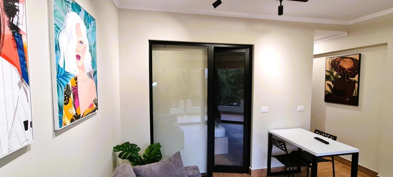 2V1 - Center Apartment 1 Tirana Eksteriør billede