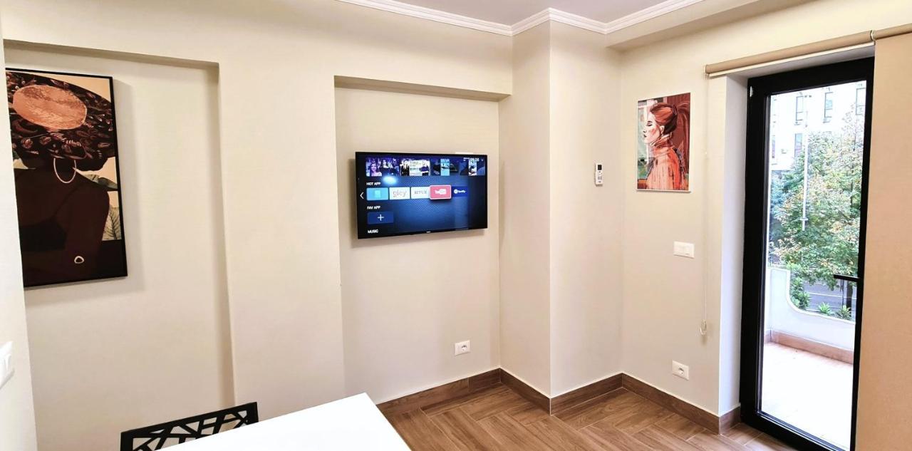 2V1 - Center Apartment 1 Tirana Eksteriør billede