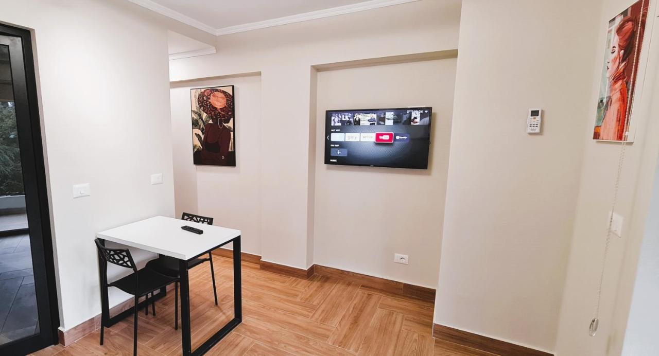 2V1 - Center Apartment 1 Tirana Eksteriør billede